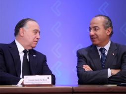 El Presidente Felipe Calderón (derecha) y el presidente del Consejo Empresarial Mexicano, Valentín Díez Morodo. EL UNIVERSAL  /
