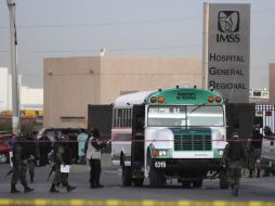 Soldados resguardan el camión atacado por el grupo armado. REUTERS  /