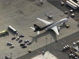 Las aeronaves detenidas son revisadas por agentes especializados para descartar riesgos de explosión. REUTERS  /