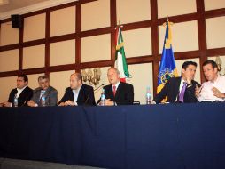 Alcaldes de la ZMG y Fernando Guzmán dieron una rueda de prensa tras reunirse para hablar sobre seguridad. A. HINOJOSA  /