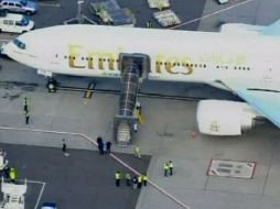 Imagen del avión de Emirates en el aeropuerto John F. Kennedy de Nueva York, luego de que fue escoltado por cazas militares. AP  /