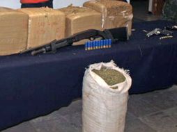 En el operativo se aseguraron armas, cargadores, cartuchos y marihuana. EL UNIVERSAL  /