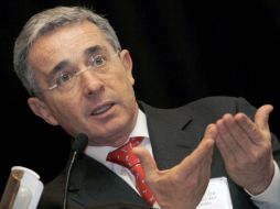El presidente colombiano Álvaro Uribe habla en el Simposio Latinoamericano de Miami organizado por la revista Latin Trade. AP  /