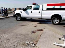 Las fuerzas de seguridad iraquíes inspeccionan la escena de los hechos en el noreste de Bagdad. AP  /