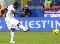 El ghanés Muntari dispara para anotar el gol de la victoria del Inter. REUTERS  /