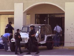 Forenses recolectan evidencias en el bar ubicado en un centro comercial. EFE  /
