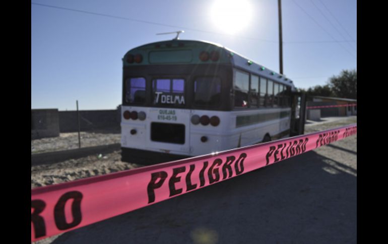 La imagen muestra el autobús de la maquiladora que fue balaceado. EFE  /