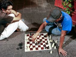 Una partida en los portales reúne a hombres de diferentes edades y profesiones. E. PACHECO  /
