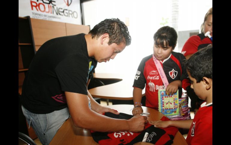 Hebert Alférez firma autografos a seguidores del Atlas. E.PACHECO  /