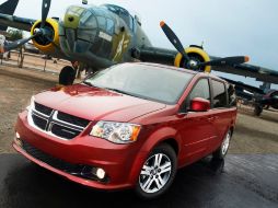 Dodge Voyager tuvo por fin una renovación estética. ESPECIAL  /