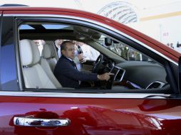 Felipe Calderón prueba un automóvil durante la inauguración de la planta de Chrysler. EFE  /