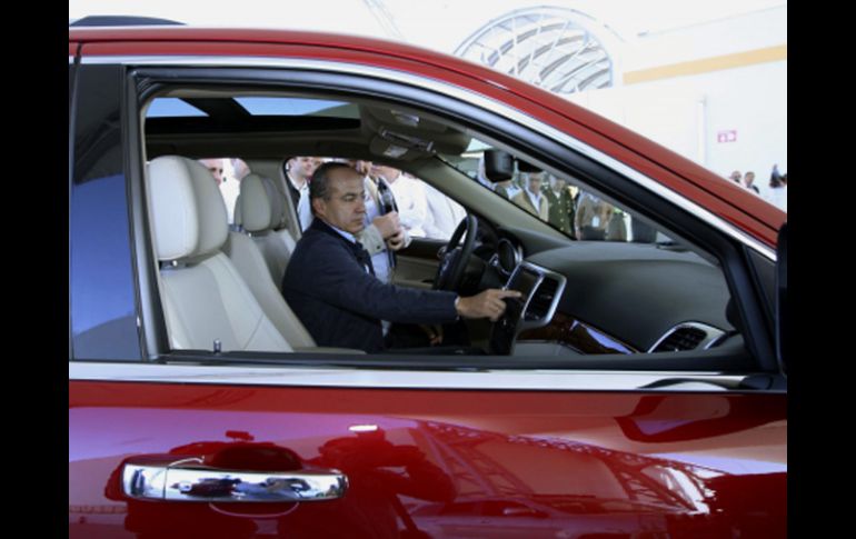 Felipe Calderón prueba un automóvil durante la inauguración de la planta de Chrysler. EFE  /