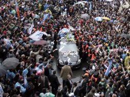 Miles de personas despiden el cortejo fúnebre con los restos del ex mandatario Néstor Kirchner, en Buenos Aires. EFE  /