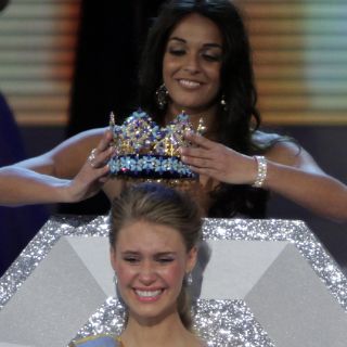 Alexandria Mills recibe corona 'Miss Mundo'