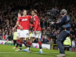 Aunque 'Chicharito' no logró anotar, se mostró entusiasta y felicitó a su compero Nani que dio el gol de la victoria. AP  /