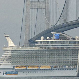El barco más grande del mundo sale de forma espectacular del mar Báltico
