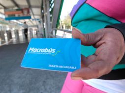La tarjeta inteligente del Macrobús es distinta a la que se usa para el Tren Ligero y el PreTren. ARCHIVO  /