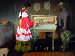 Se distribuyó de manera gratuita un cuadernillo en el que explican el significado del Día de Muertos para los mazahuas. NOTIMEX  /