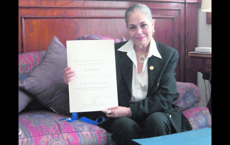 Amestur otorgó un reconocimiento a Marcela Gómez Reyes, por haber sido la primera directora de una facultad de turismo. A.MUNÍZ  /