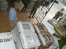 Militares vigilan papelería electoral previo a la celebración de unos comicios. S. NÚÑEZ  /