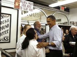 El presidente Barack Obama visita un restaurante en Filadelfia. REUTERS  /