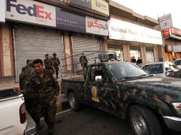 Policias en guardia frente a la oficina de paqueteria para investigar de los actos terroristas contra Estados Unidos. REUTERS  /
