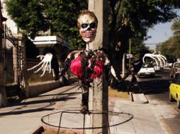 A doña Angelina, tras ser quemada por vándalos, únicamente le quedaron la cabeza y los brazos. M. FREYRÍA  /