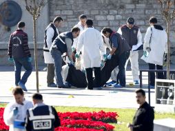 Agentes de la Policía retiran el cadáver del supuesto terrorista tras el atentado perpetrado en la céntrica plaza de Taksim. EFE  /