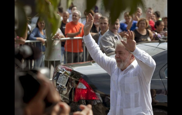 El presidente brasileño, Luiz Inácio Lula da Silva, saluda a los electores tras votar. EFE  /