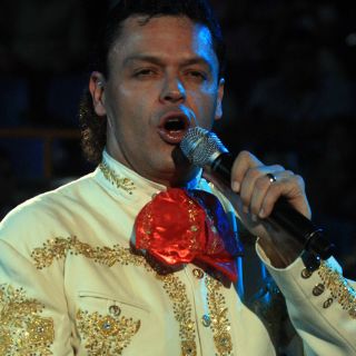 Pedro Fernández brinda por 30 años de carrera