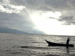 Las autoridades matizan el problema bajo el argumento de que se seguirá obteniendo una cantidad similar del lago. E. BARRERA  /