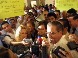 El perredista Enrique Ibarra atiende a los medios en Guadalajara. Habla de sus propuestas a la iniciativa sobre fuero militar. ARCHIVO  /