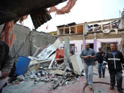 Policías investigadores recorren las viviendas dañadas por la explosión por acumulación ilegal de fuegos pirotécnicos en Iztacalco. NTX  /