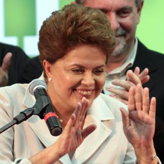 Brasileños eligen a Dilma como presidenta