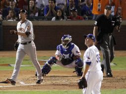 Aubrey Huff (izq.), observa la pelota que se fue de cuadrangular por todo el jardín derecho. AP  /