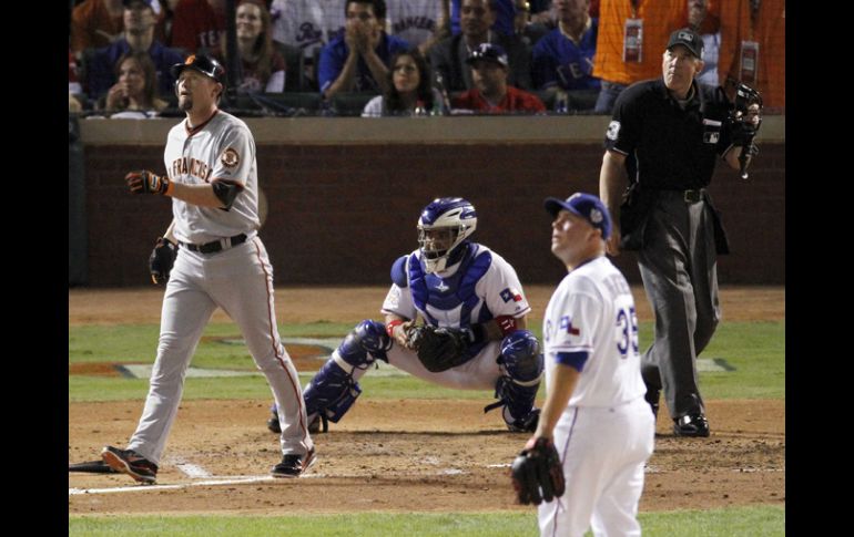 Aubrey Huff (izq.), observa la pelota que se fue de cuadrangular por todo el jardín derecho. AP  /