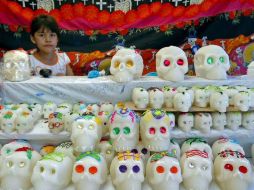 La venta de flores y calaveritas se realizará en el centro histórico y en los nueve panteones municipales. ARCHIVO  /