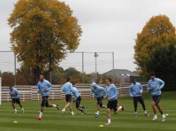 Los jugadores del Tottenham cumplen con una sesión de entrenamientos. REUTERS  /