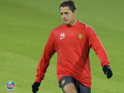 El 'Chicharito' se prepara en un entrenamiento con el Manchester United. AP  /