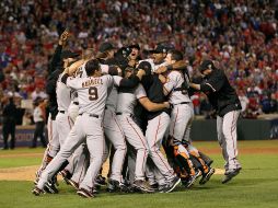 Jugadores de los Gigantes celebran su triunfo. AFP  /