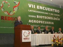Emilio González (izq) asistió a la inauguración del VII Encuentro Internacional de Biotecnología Agropecuaria. M. FREYRÍA  /