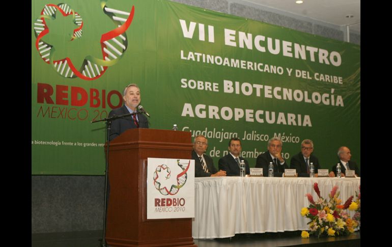 Emilio González (izq) asistió a la inauguración del VII Encuentro Internacional de Biotecnología Agropecuaria. M. FREYRÍA  /