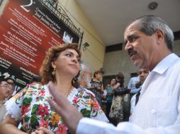 El secretario de Salud, José Ángel Córdova Villalobos, conversa con la gobernadora de Yucatán, Ivonne Ortega Pacheco. NTX  /