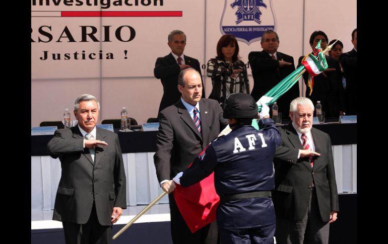 Arturo Chávez Chávez (centro), en la celebración del noveno aniversario de la AFI. EL UNIVERSAL  /