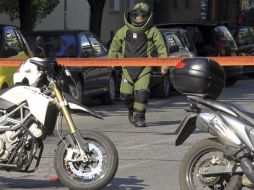 El equipo anti explosivos resguarda un área del Centro de Atenas por la presencia de un paquete sospechoso. EFE  /