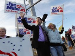 El candidato republicano al Senado, Joe Miller y su esposa Kathleen saludan a sus seguidores en la provincia de Alaska. AFP  /
