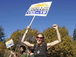 Simpatizantes de la legalización de la mariguana se manifiestan en la Plaza Sproul, en California. AP  /