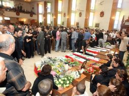 El funeral inicó con siete ataúdes, posteriormente fueron llegando otros ocho. AFP  /