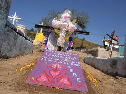 Por el Día de Muertos, las autoridades ordenaron realizar la limpieza y mantenimiento en general de los panteones. S. NÚÑEZ  /