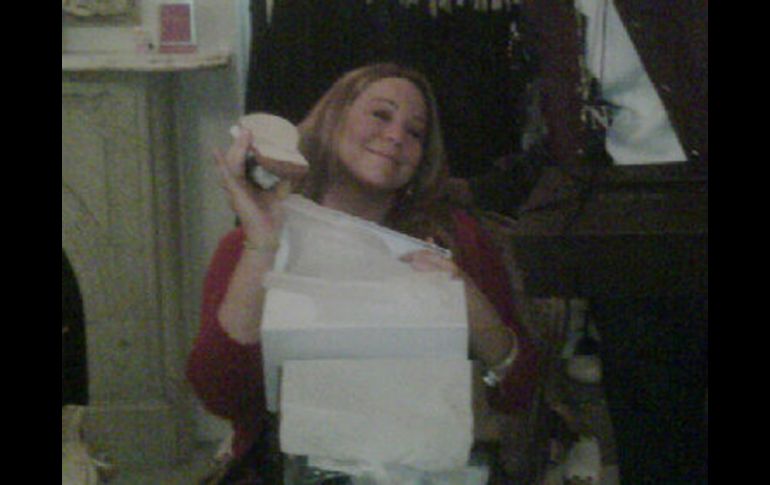 Nick ha insistido a Mariah en que debe usar zapatos planos y dejar de momento a un lado los tacones. FOTO TOMADA DE TWITTER  /